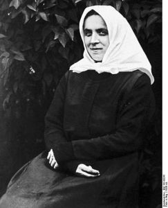 440px-Bundesarchiv_Bild_102-00241,_Therese_Neumann